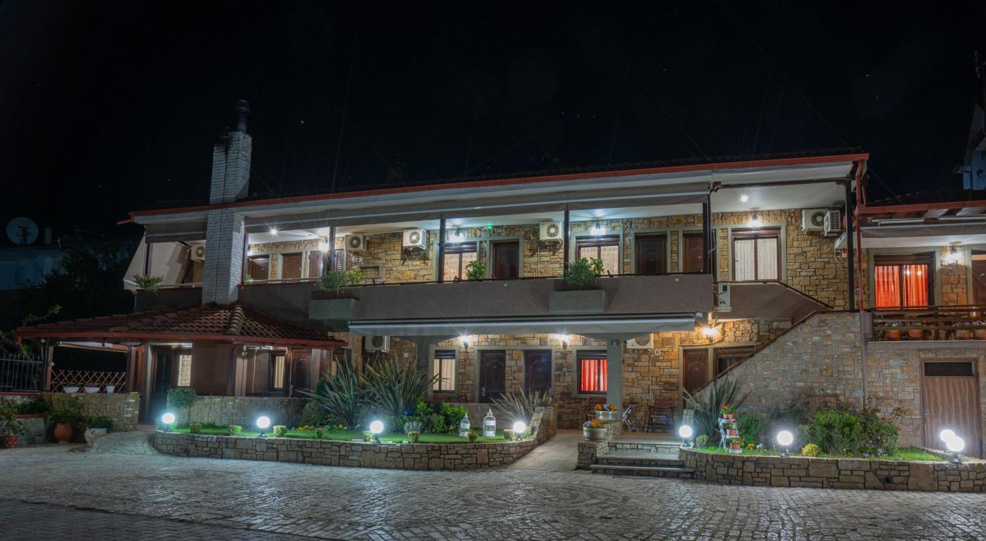 Kallinikos Guesthouse Káto Loutrákion Exterior foto